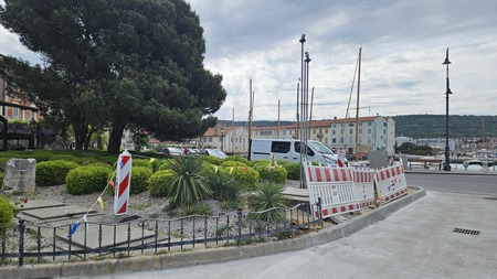 Za dokončanje del bo treba cesto ob mandraču ponovno delno zapreti. 